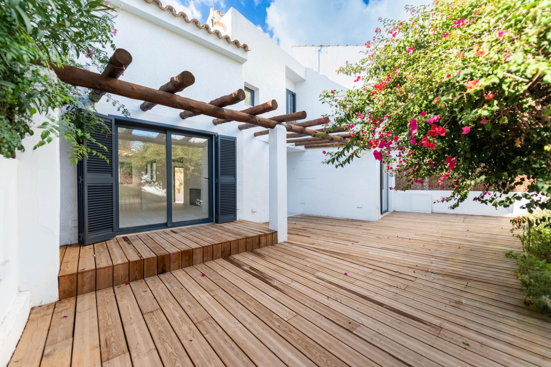 RENOVIERTES REIHENHAUS MIT TAUCHBECKEN UND ZWEI PRIVATEN PATIOS IN BENDINAT MALLORCA