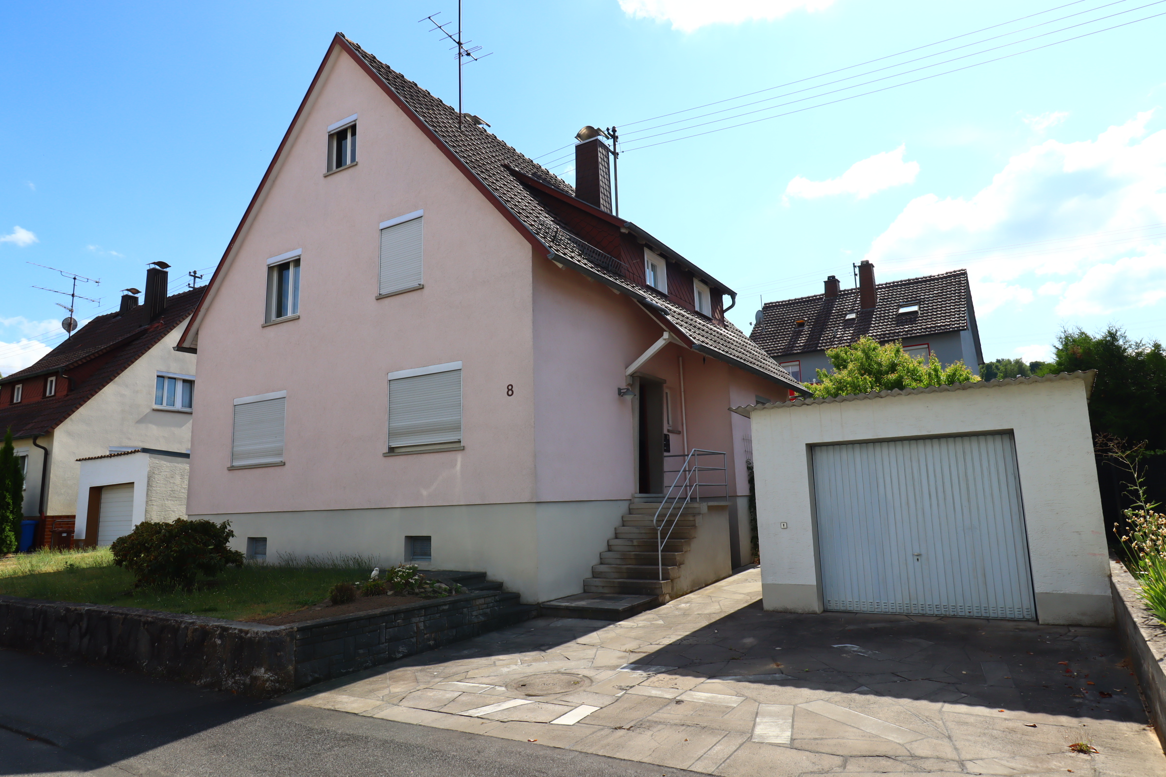 VERKAUFT !!  Freistehendes Einfamilienhaus mit schönem Garten direkt in Lauda